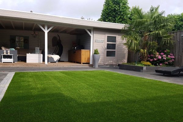 Aufrecht stehendes Kunstgras im Garten Aufrecht stehendes Kunstgras im Garten