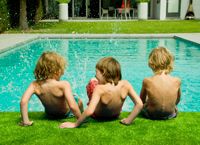 Kunstrasen um einen Pool verlegt