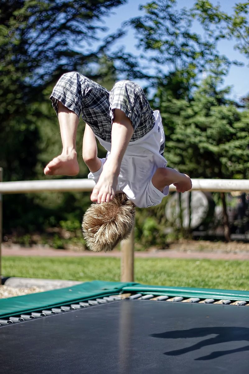 Kind auf Trampolin mit Kunstrasen